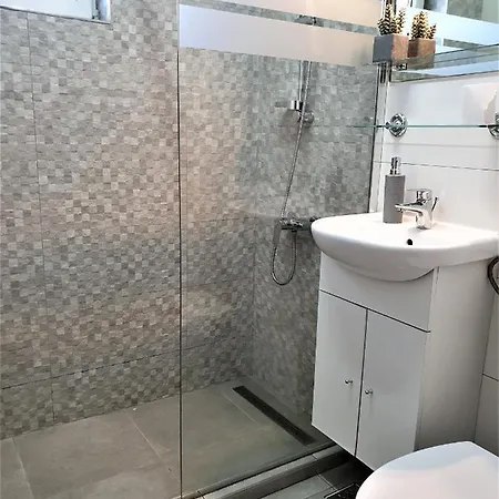 Guest house Roro - 2 Intr-o 3*