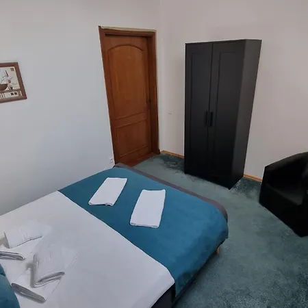 Roro - 2 Intr-o Guest house