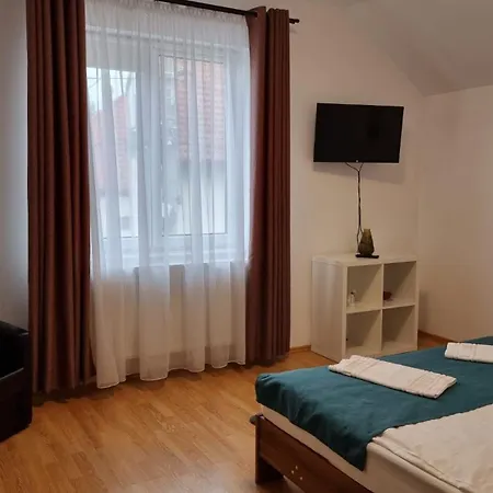 Roro - 2 Intr-o Guest house